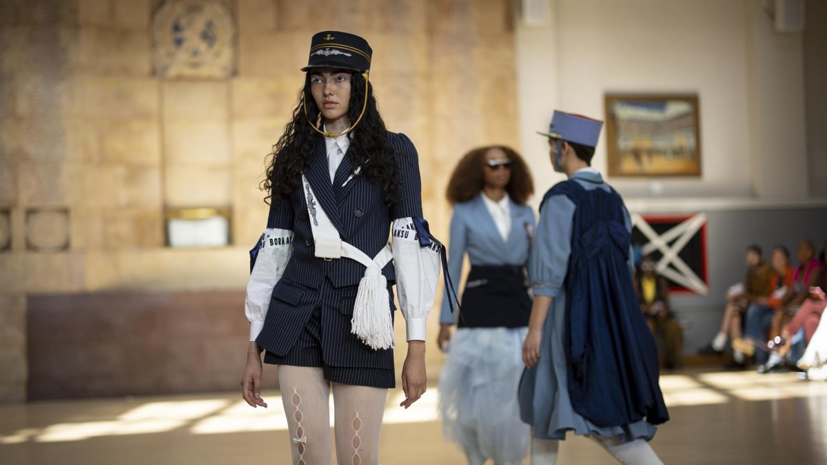 Modelos presentan creaciones del diseñador turco Bora Aksu durante un desfile en la Semana de la Moda de Londres este 16 de septiembre.