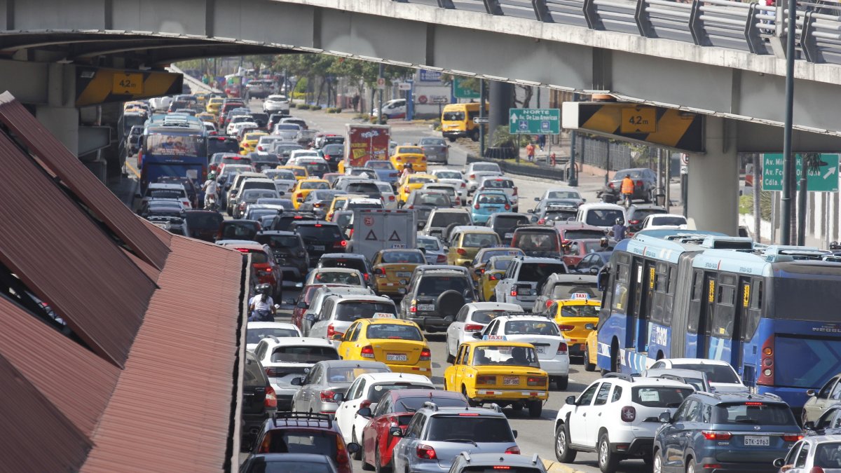 Tráfico en la urbe porteña ubicado en la Av. de las Américas sentido sur al norte.