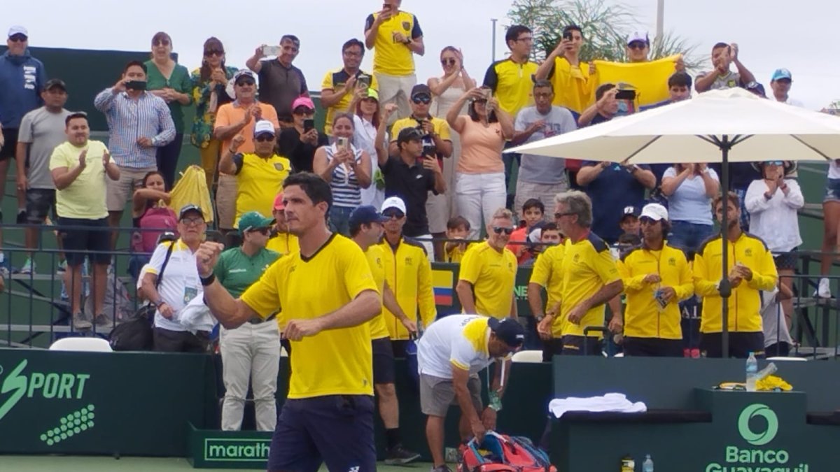Emilio Gómez, tenista ecuatoriano, celebra el punto ante Suiza.