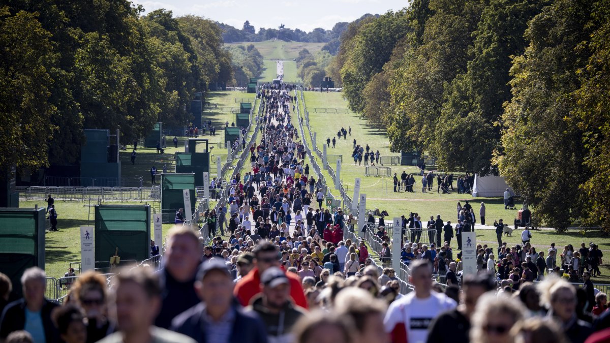 Funeral. Miles de personas hacen fila para poder ver el cuerpo de la reina.