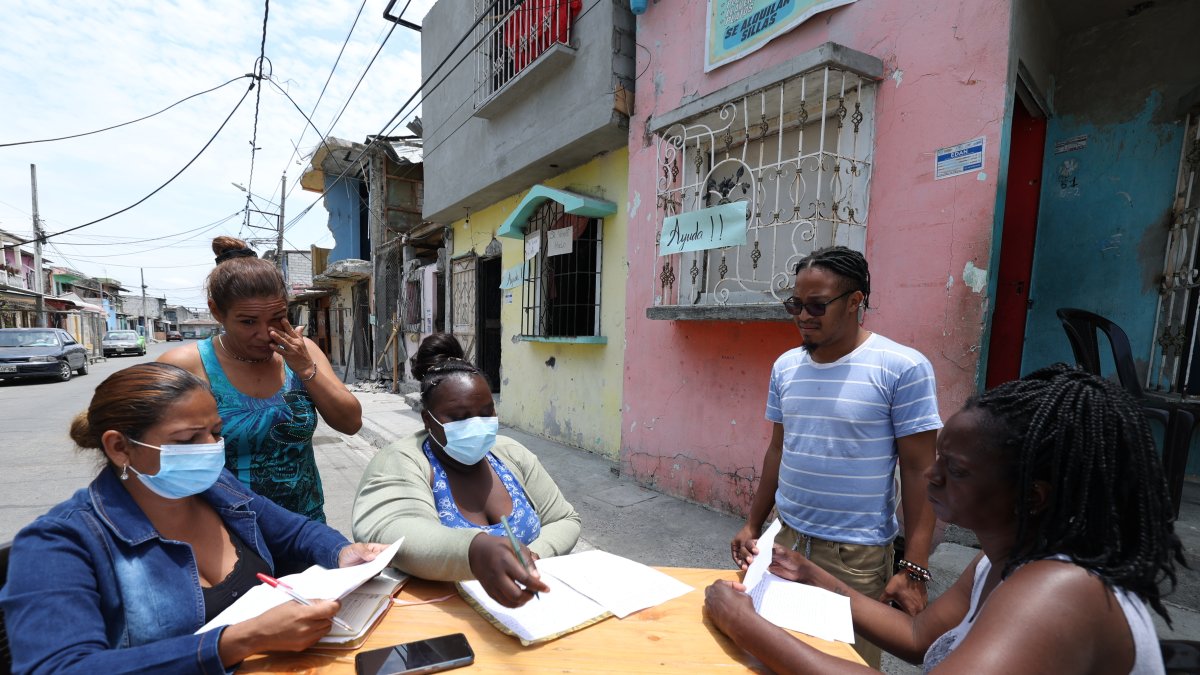 Acciones. Representantes de las familias perjudicadas alistan la solicitud que presentarán ante el Municipio de Guayaquil para que se defina el mecanismo para poner en regla sus documentos.