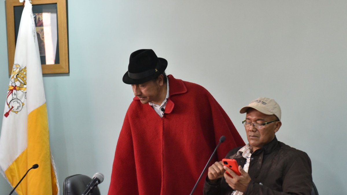 Dirigentes. Leonidas Iza, de la Conaie, y Gary Espinoza, de la Fenocin, continúan con su paciente labor de desgastar los diálogos con el Gobierno.