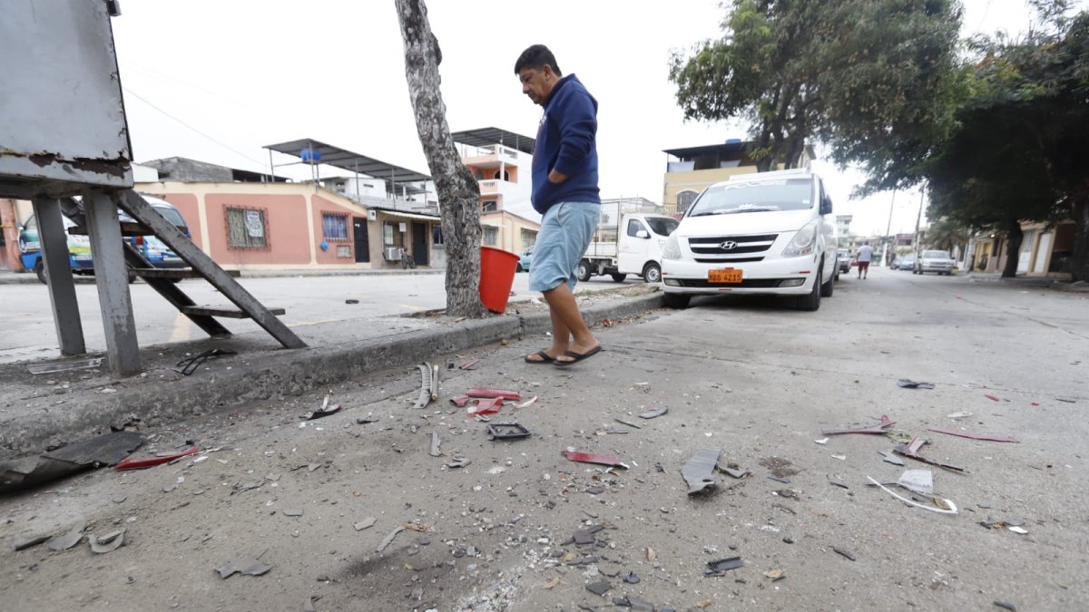 Resultado de la explosión un vehículo quedó con daños materiales