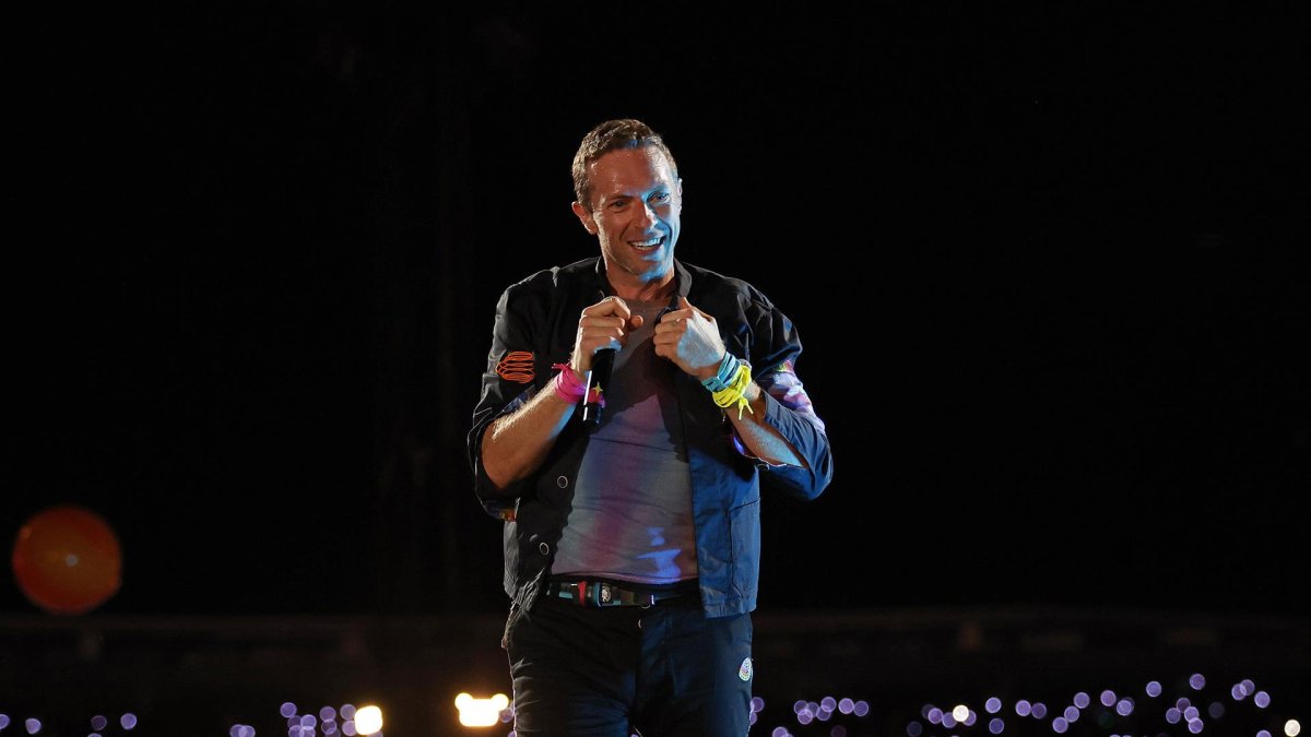 Chris Martin, vocalista de Coldplay, sonríe durante un concierto de la banda británica en Bogotá (Colombia), este 16 de septiembre de 2022.