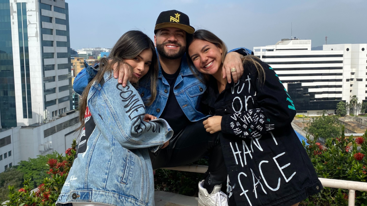 Adriana y Roberta, propietarias de Saint Venue, junto a Nacho.