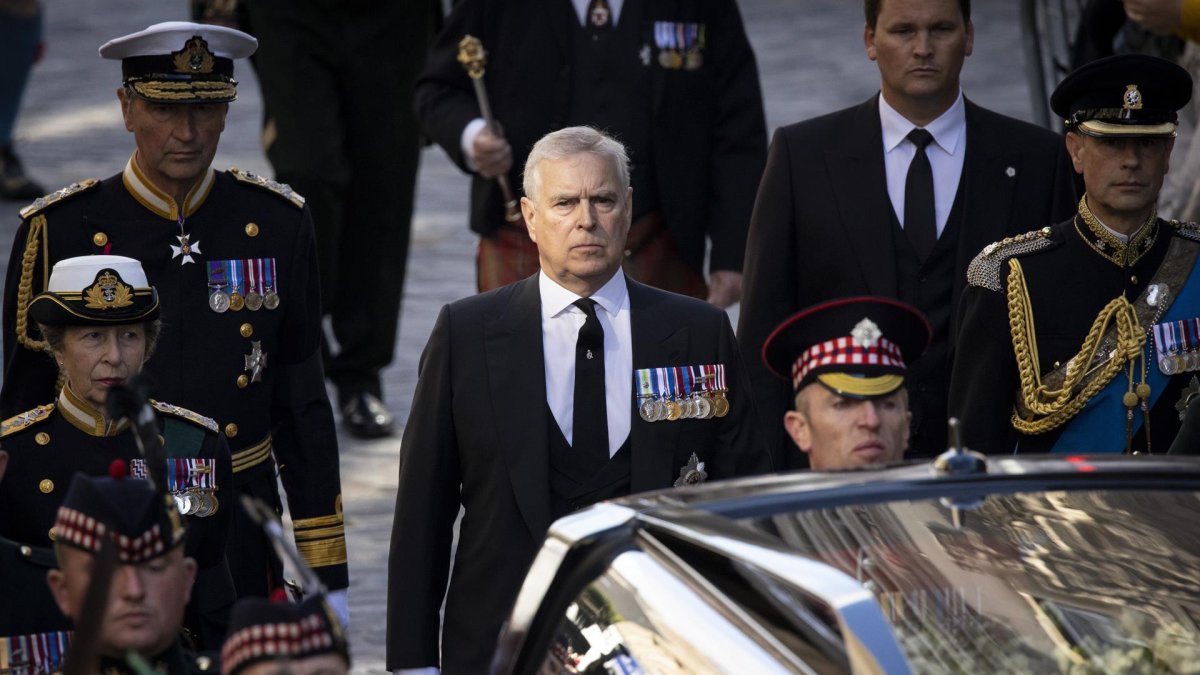 El príncipe Andrés acompaña la procesión del ataúd de la difunta reina Isabel II el pasado día 12 en Edimburgo.