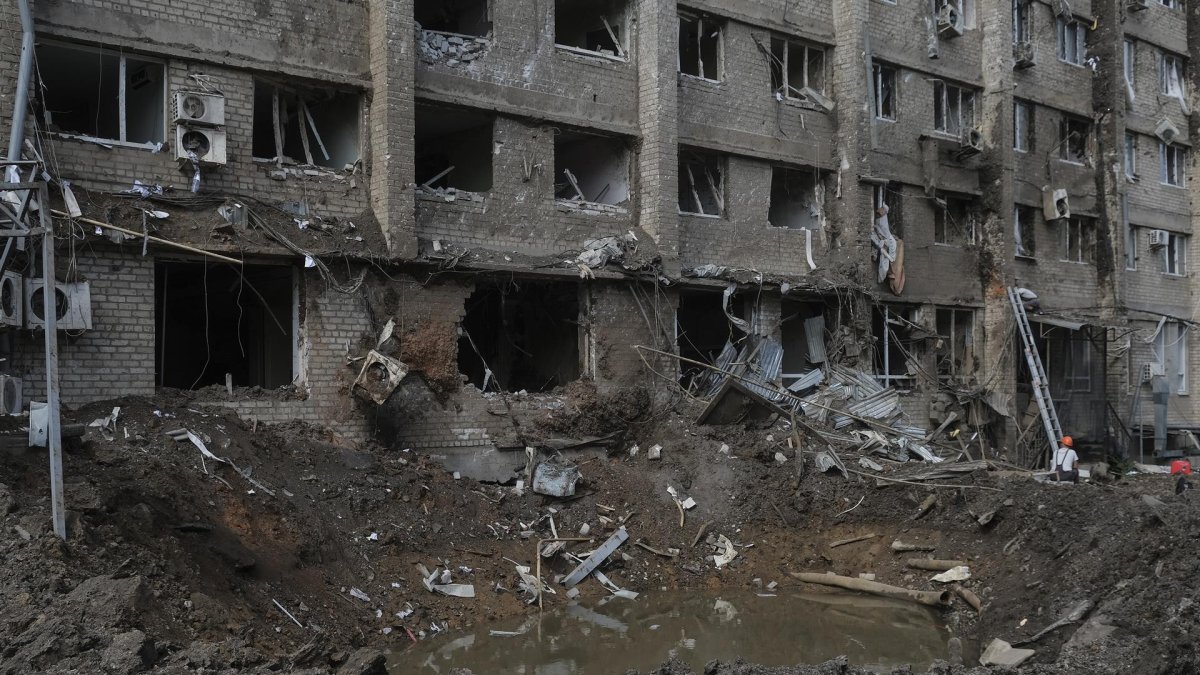 Un cráter junto al edificio del hotel dañado tras un bombardeo en la ciudad ucraniana oriental de Kramatorsk, en la región de Donetsk, este 18 de septiembre.