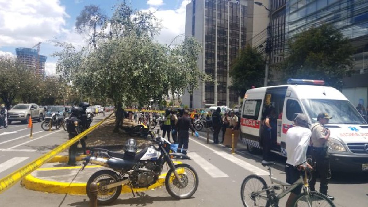 La vía permaneció cerrada por casi dos horas. Los ciclistas mostraron su malestar por la invasión de vía.
