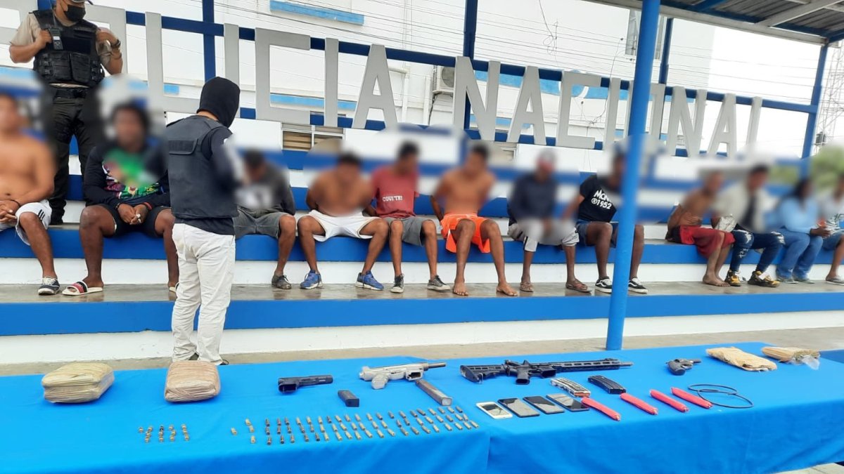 Evidencia. Seis bloques de droga se les encontró, además de un fusil y una subametralladora.