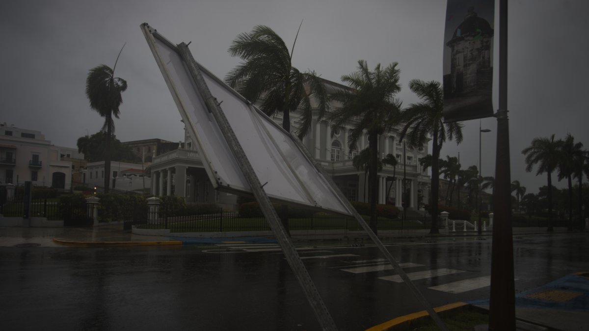 El huracán Fiona tocó este domingo tierra en el suroeste de Puerto Rico con vientos máximos sostenidos de 140 kilómetros por hora (85 millas),