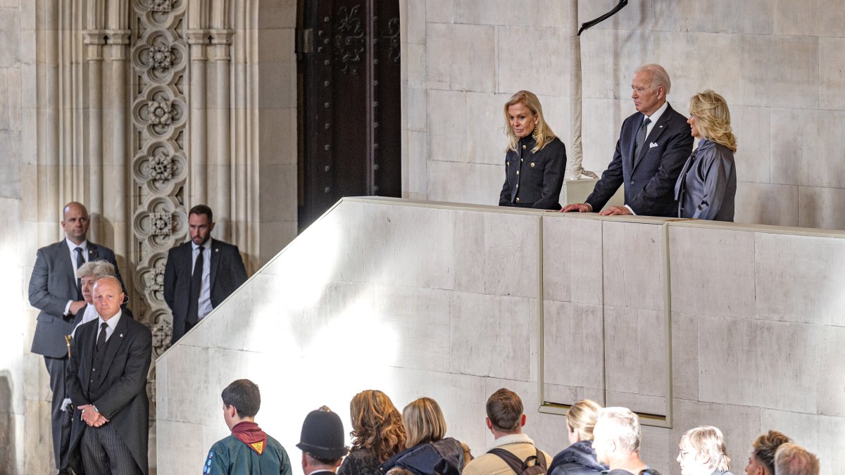 Londres. Joe Biden junto con su esposa también llegaron hasta el sitio donde es velada la reina Isabel II