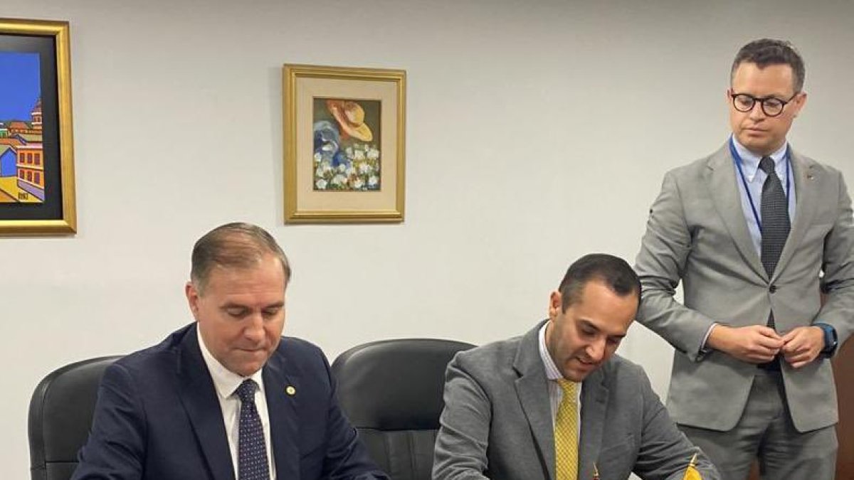 Documento. La firma fue dada por los máximos diplomáticos de Ecuador y Paraguay.