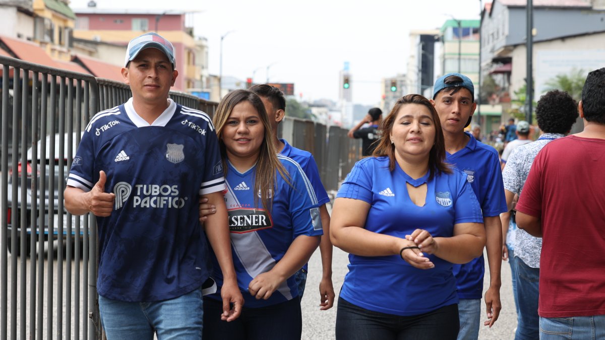 Los hinchas de Emelec mientras llegaban al estadio Capwell.