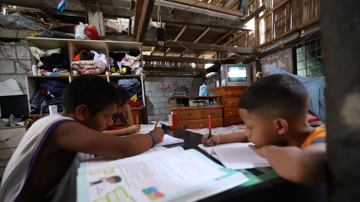 Nostalgia. En varios sectores populares de Guayaquil hay cientos de niños que ya no van a la escuela, pero desde sus casas todos los días ven pasar a quienes sí tienen la suerte de pertenecer al sistema educativo.