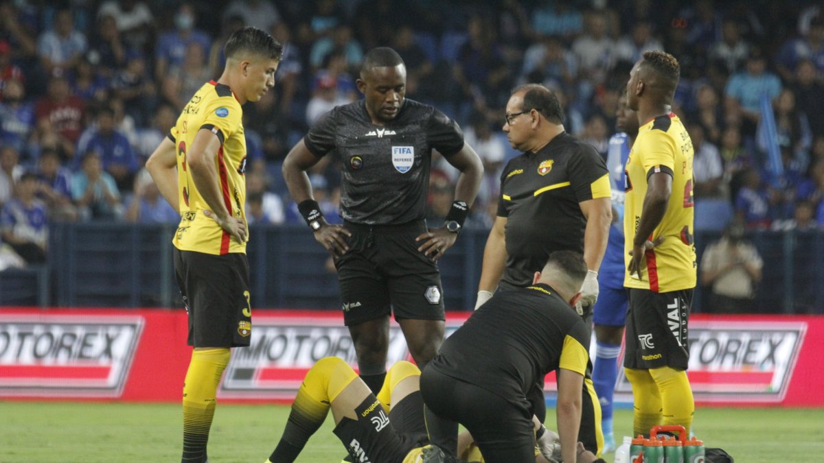 Paco Rodríguez, jugador de Barcelona, es atendido en el césped.
