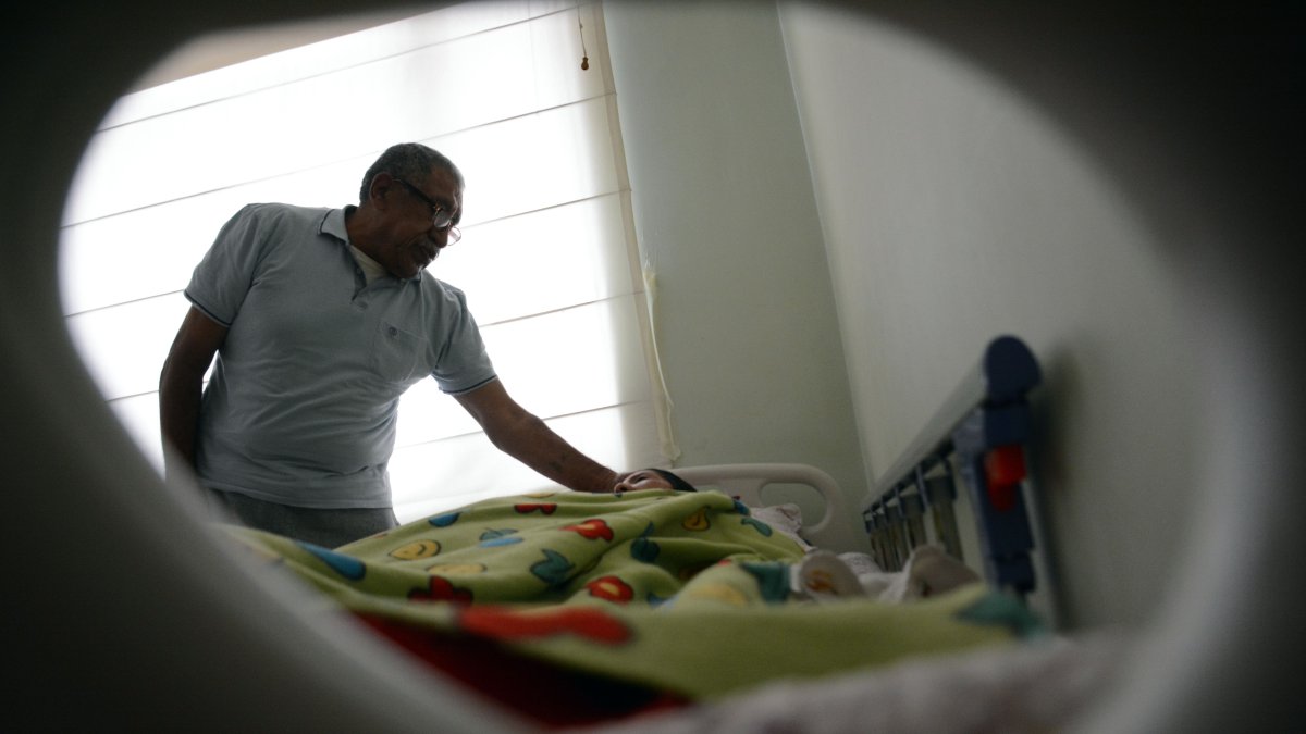 1. Postrada. La esposa de René hace dos años quedó parapléjica y él se hace cargo de ella junto con sus dos hijos.