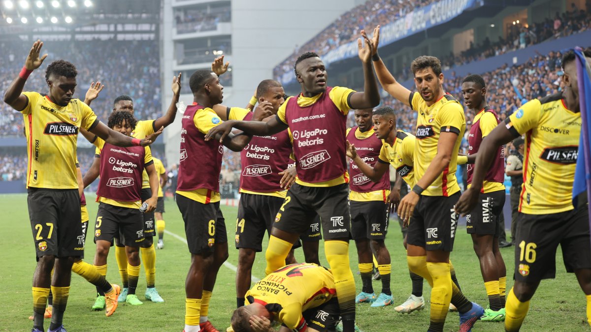 Damián Díaz, jugador de Barcelona, se toma la oreja en el césped tras el lanzamiento de un objeto desde las graderías del Capwell el domingo 18 de septiembre.