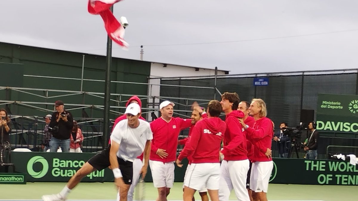 El equipo suizo festeja el partido ganado por Alexander Ritschard (blanco), que les permite dejar afuera a Ecuador en la pelea por llegar a las Finales de la Davis.