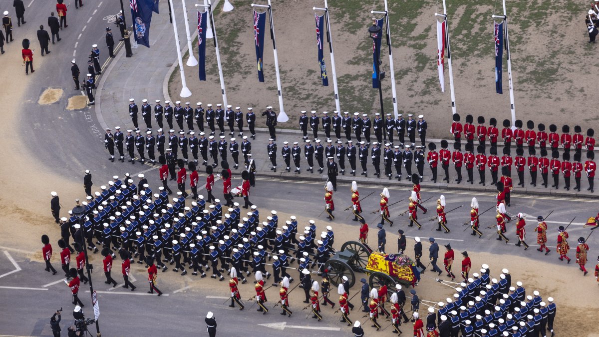 En un día ligeramente soleado en la capital británica, miles de personas se han colocado a ambos lados del recorrido de la procesión, en un ambiente de profundo silencio.
