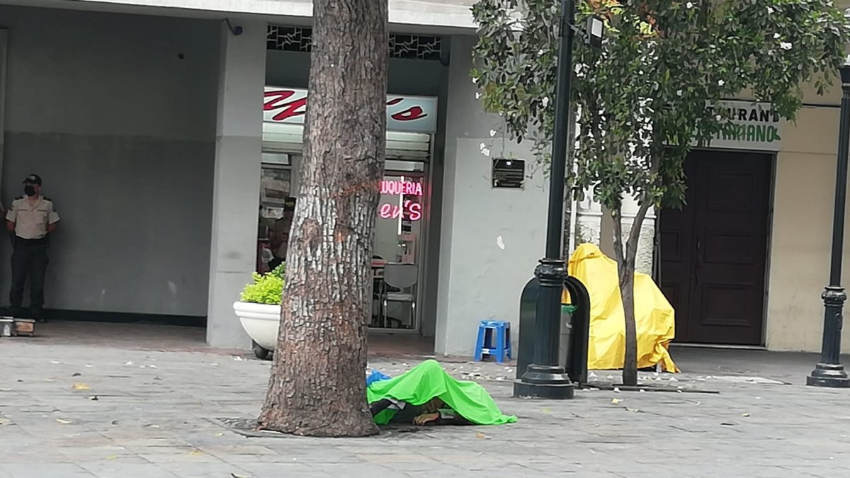 El cuerpo del fiscal quedó tendido en el suelo.