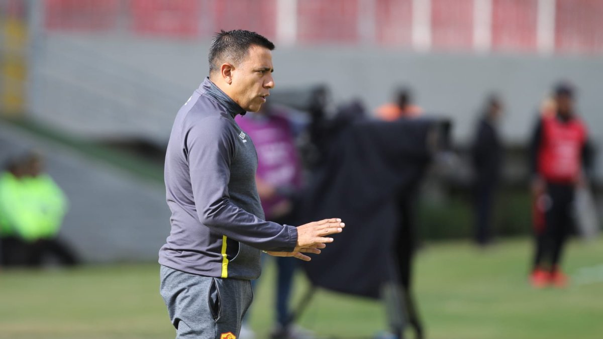 El entrenador de Aucas, César Farías,