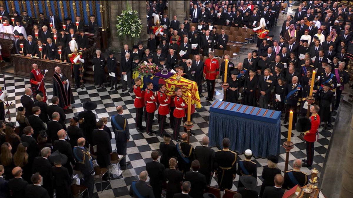 Captura de video de una vista general del funeral de Isabel II en la abadía de Westminster, en Londres, a la que asisten líderes mundiales.