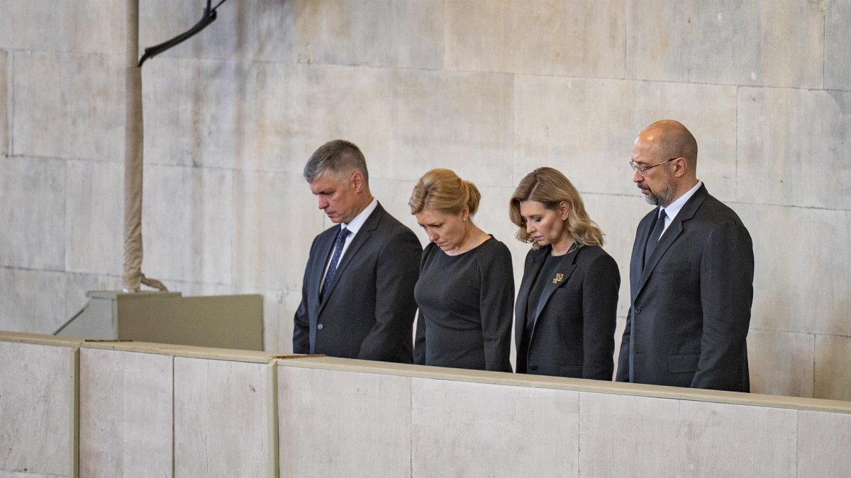 La primera dama ucraniana, Olena Zelenska (2D), y al primer ministro ucraniano, Denys Shmyhal (D), asisten a la capilla ardiente de la reina Isabel II en el Palacio de Westminster este 18 de septiembre 2022.
