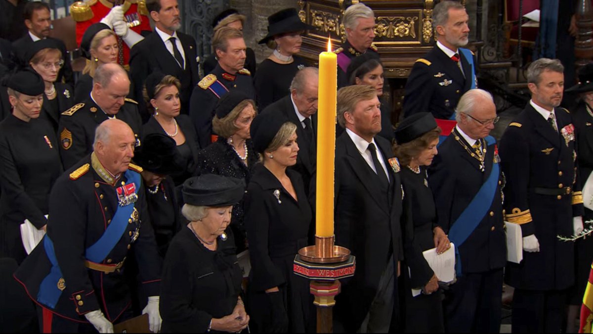 Captura de video, Felipe VI y Letizia, junto a los eméritos, Juan Carlos y Sofía, en el funeral de Isabel II en la abadía de Westminster, en Londres. Primera imagen conjunta de los cuatro desde 2020.
