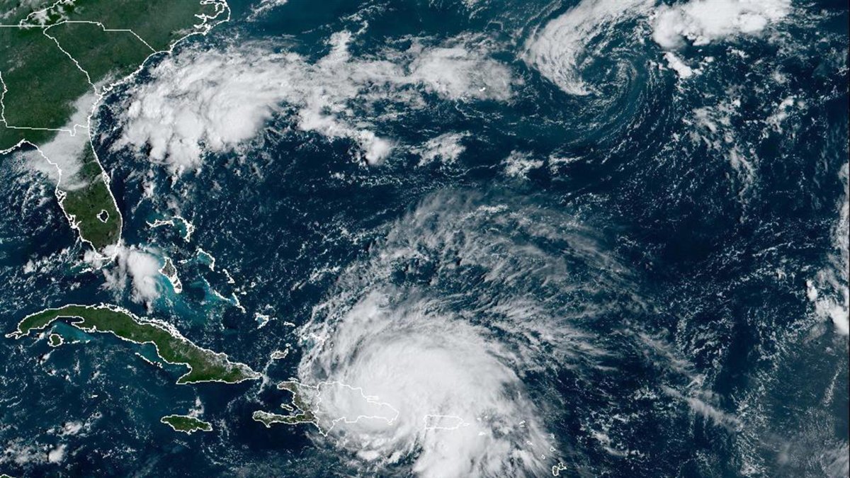 Imagen satelital cedida hoy por la Oficina Nacional de Administración Oceánica y Atmosférica de Estados Unidos (NOAA), a través del Centro Nacional de Huracanes (NHC), donde se muestra la localización del huracán Fiona en el Atlántico.