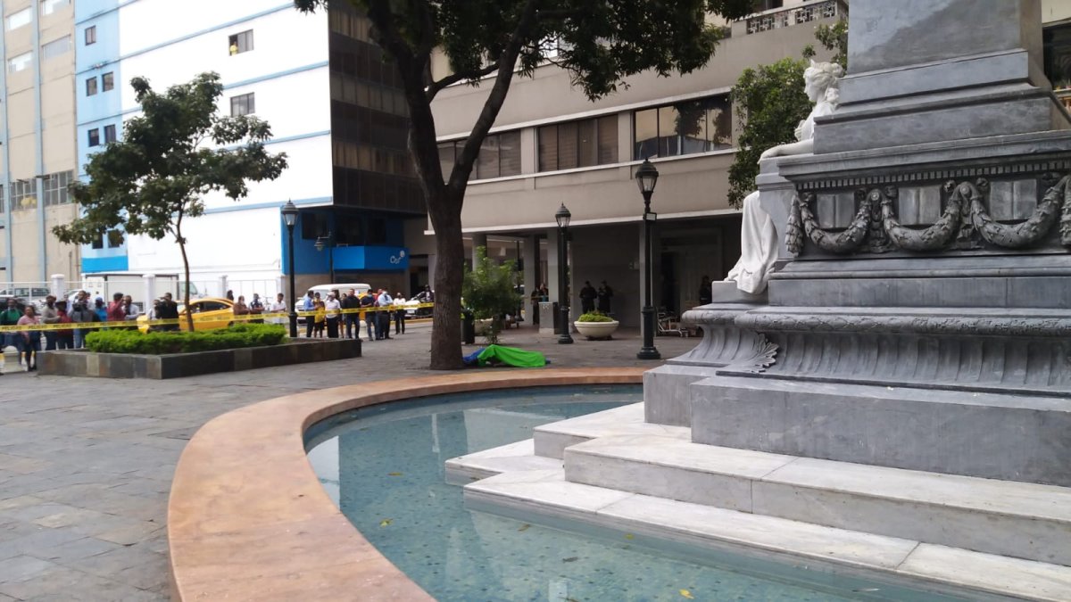 Plaza La Merced, en las calles Víctor Manuel Rendón y Córdova.