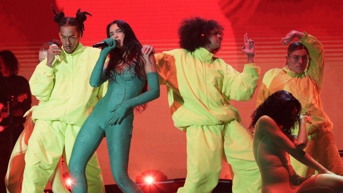 La cantante y compositora británica Dua Lipa se presenta este 18 de septiembre de 2022 en concierto en el parque Salitre Mágico, en Bogotá (Colombia).