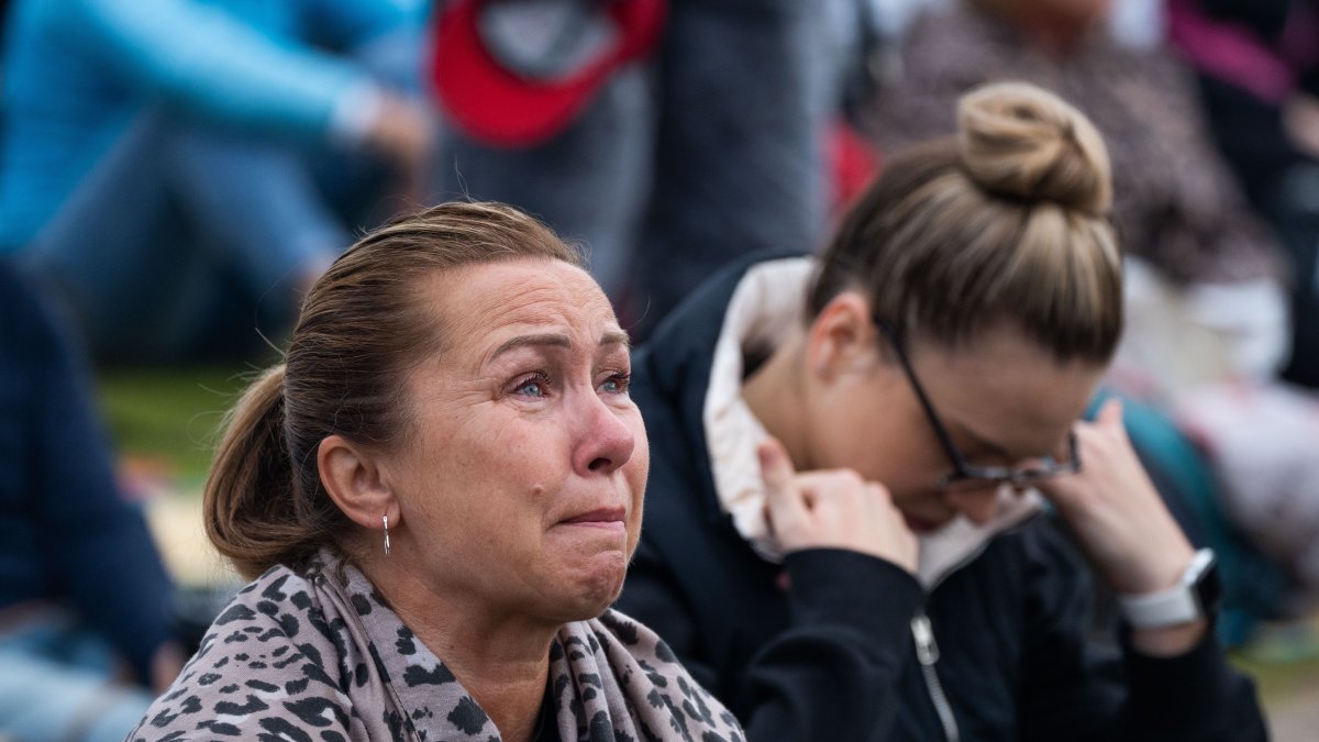 Una mujer se emociona al ver el funeral de estado de la reina Isabel II en la pantalla en Hyde Park en Londres este 19 de septiembre.