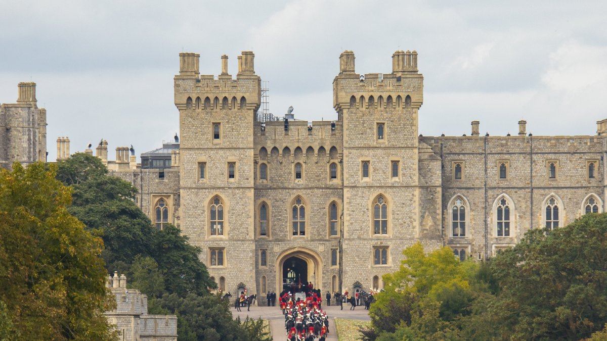 El féretro de la reina Isabel II llega al Castillo de Windsor este lunes 19 de septiembre.