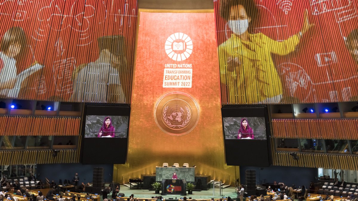 La premio Nobel de la Paz Malala Yousafzai habla en la apertura de la Cumbre sobre la Transformación de la Educación, este 19 de septiembre de 2022, en la sede de la ONU, en Nueva York.