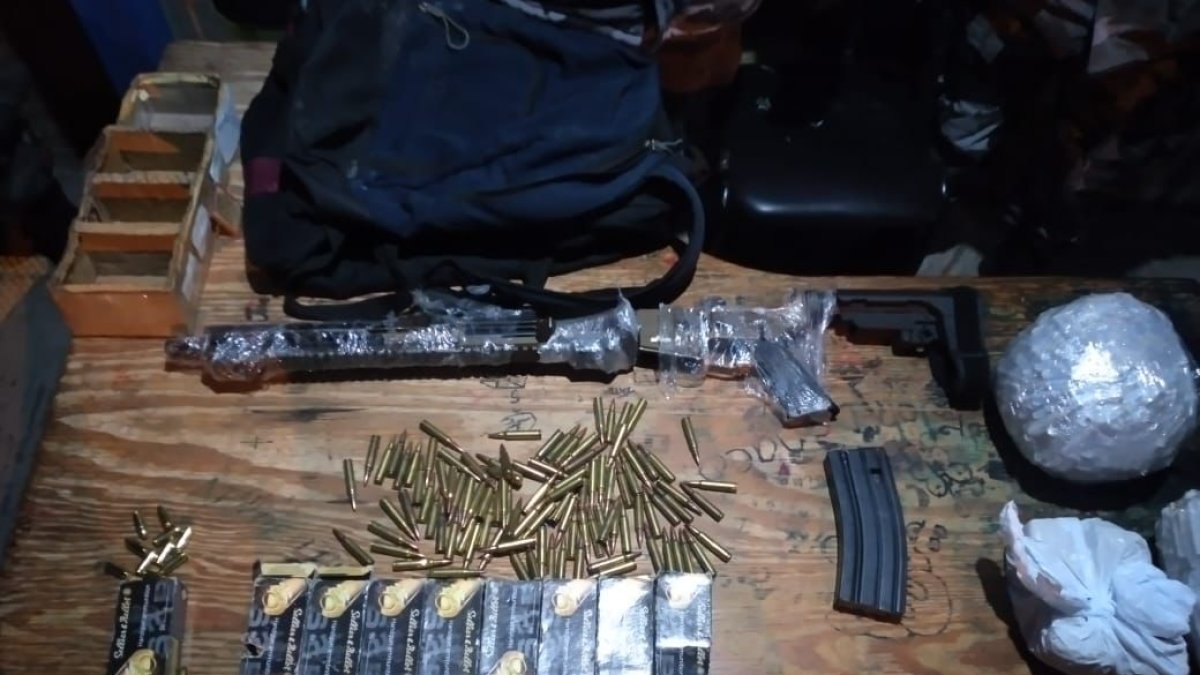 Uniformados encontraron una maleta llena de municiones, cizallas y más elementos prohibidos al interior de la cárcel.