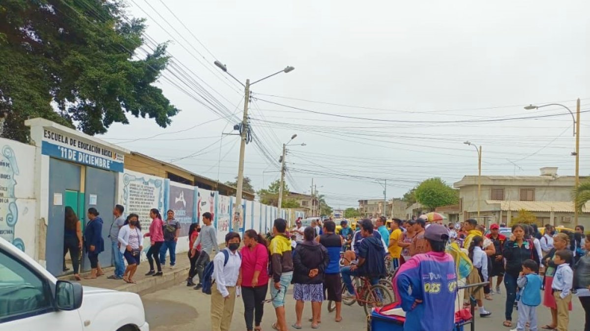 Los padres del plantel acudieron a retirar a sus niños.
