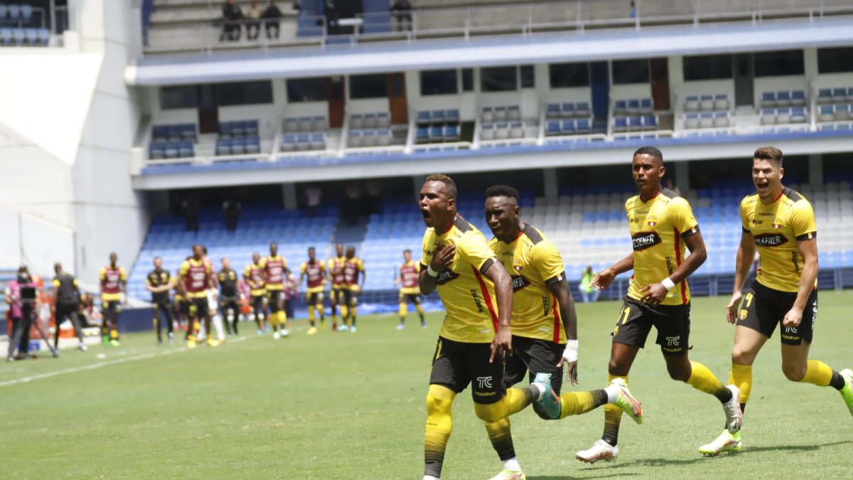 Los jugadores de Barcelona celebran el tanto de Pedro Pablo Velasco que ayudó en la victoria final de 3-1.