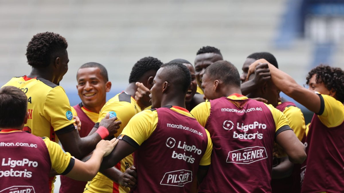Los jugadores de Barcelona celebran tras el final del importante Clásico del Astillero que los acerca al liderato del torneo.