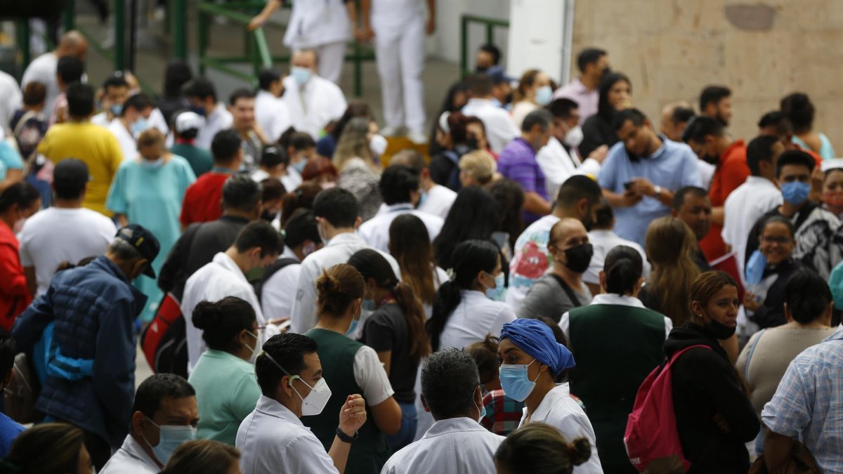 Personas permanecen en las calles hoy, después de activarse la alerta sísmica en la ciudad de Guadalajara, Jalisco (México).