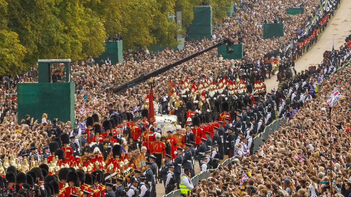 El féretro de la Reina Isabel II de Gran Bretaña es transportado a través del The Long Walk en el Castillo de Windsor este lunes.