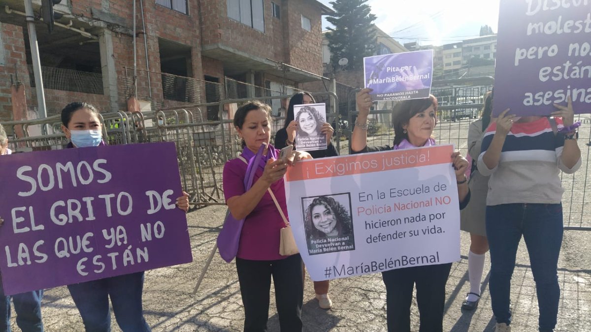 El colectivo de mujeres se concentró afuera de las instalaciones del comando policial de Loja.