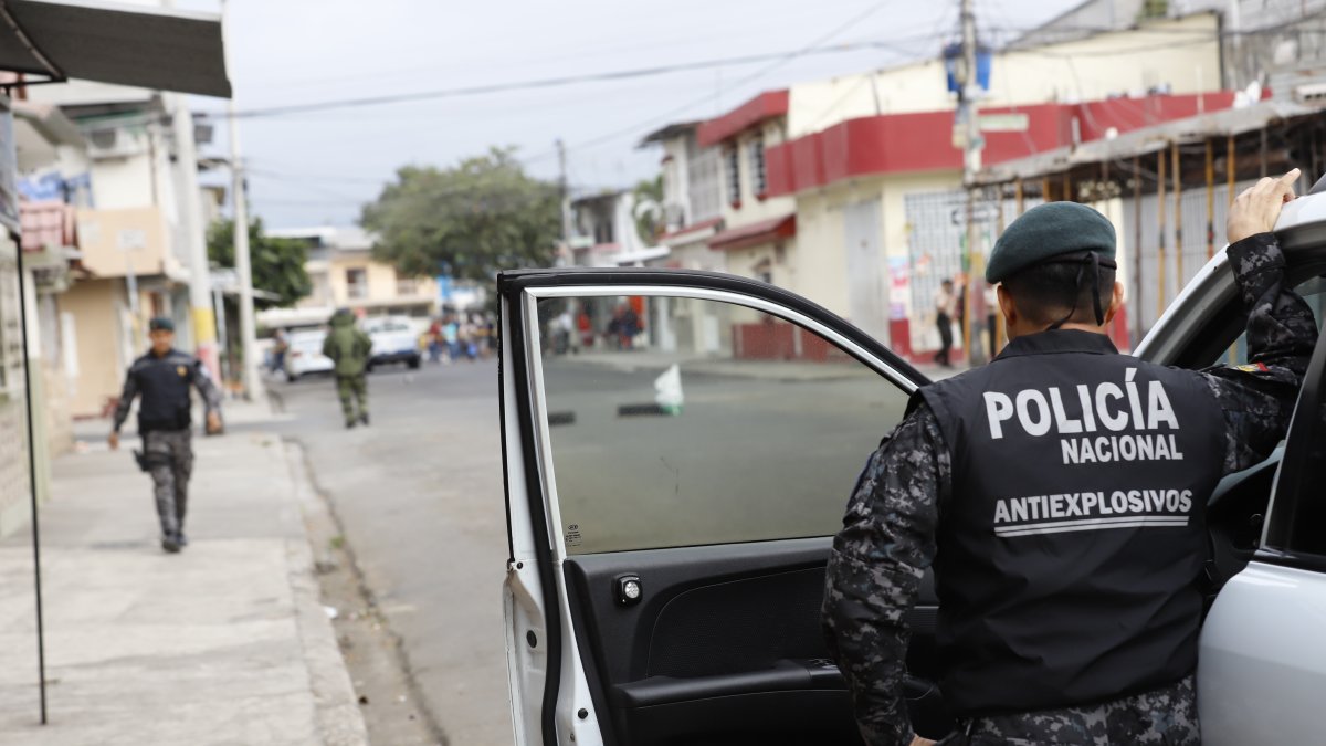 Control. Un grupo de la unidad de explosivos de la Policía Nacional realizó la detonación controlada, sin daños al lugar.
