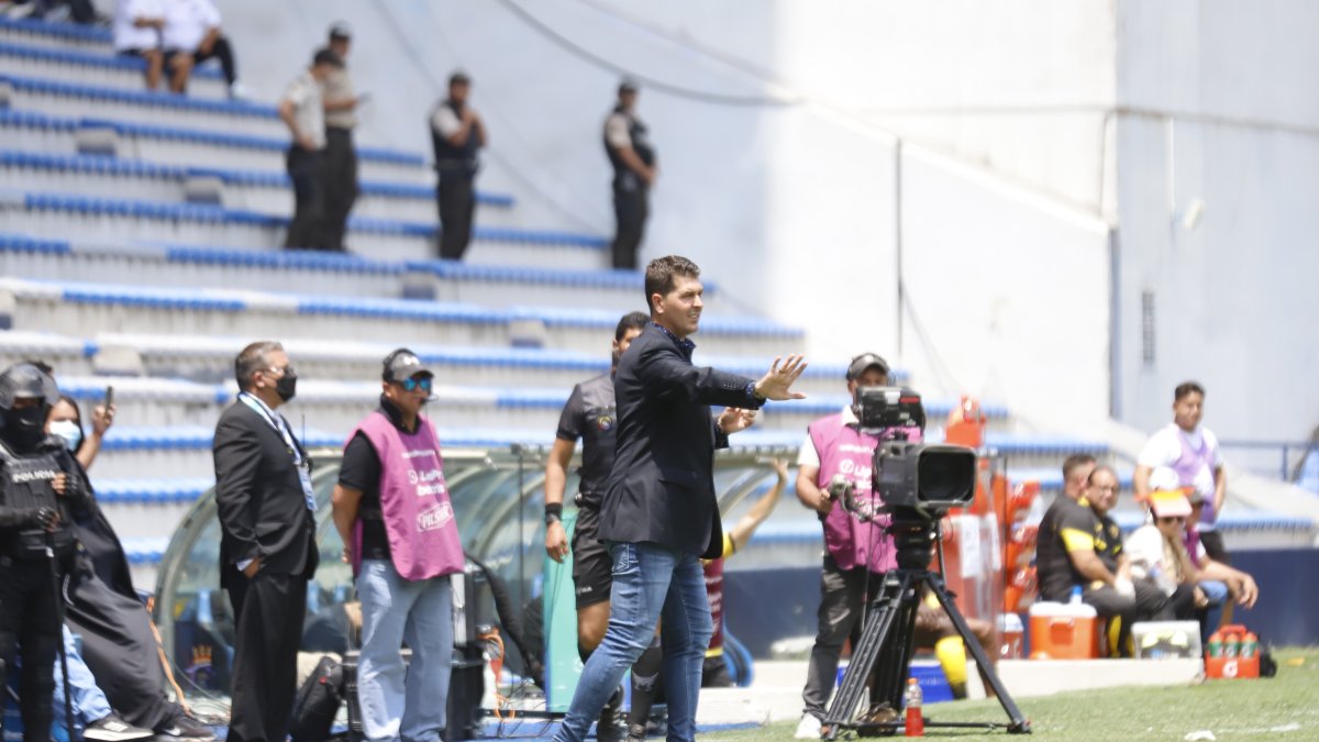 El entrenador español, Ismael Rescalvo, siente que Emelec fue perjudicado con la suspensión del partido.