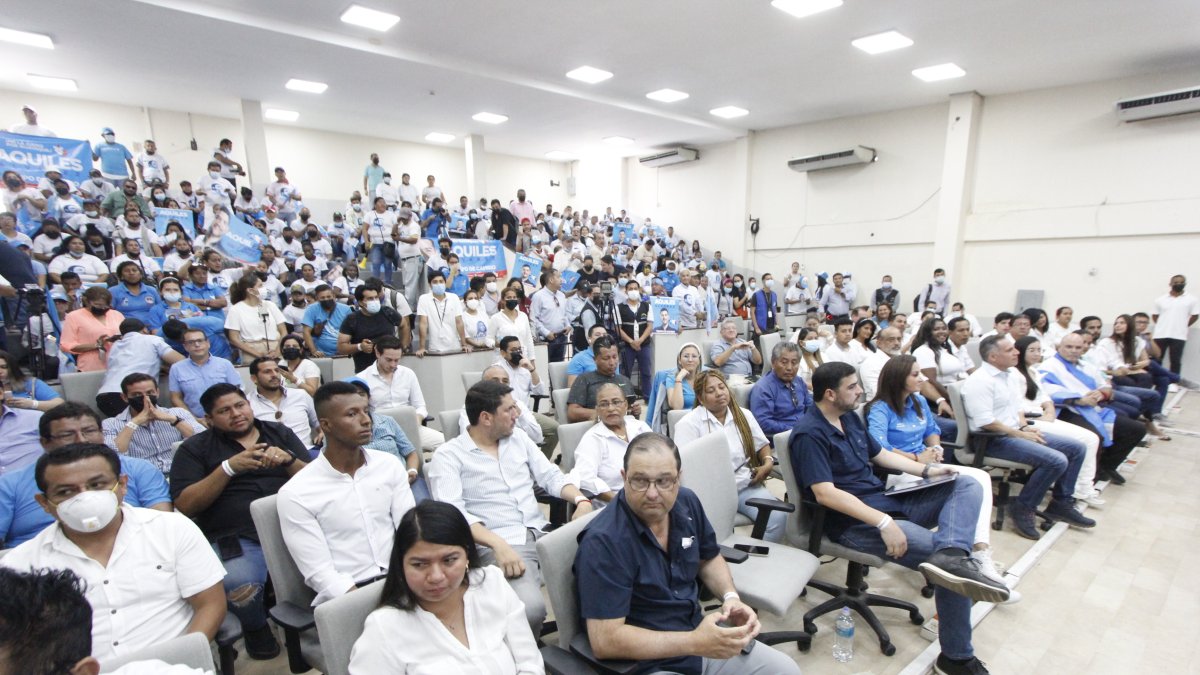 Simpatizantes. Gradas de la Delegación Electoral del Guayas, Guayaquil.