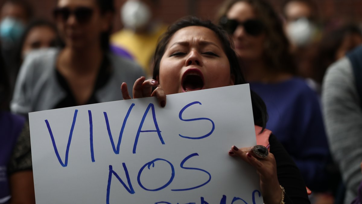 Mujeres protestan a las afueras de la Fiscalía de Pichincha tras la desaparición de la abogada María Belén Bernal en la Escuela Superior de Policía, hoy en Quito (Ecuador).