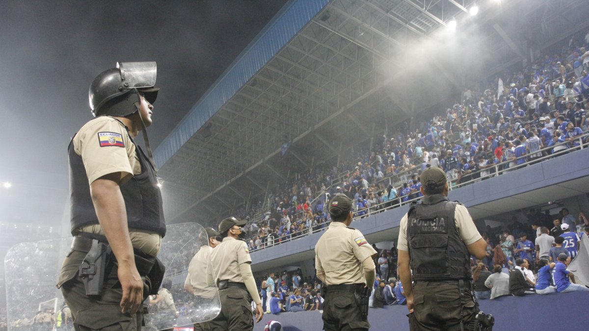 Los policías asignados para el Clásico se vieron superados por los aficionados y por consecuencia no pudieron garantizar el normal desempeño del partido.