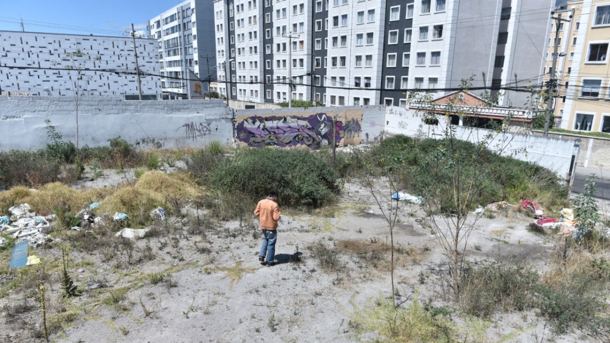 Indigentes. Personas de varias edades ingresan al terreno para consumir drogas. No hay cerramiento ni puerta, por lo que también es usado como guarida de ladrones.