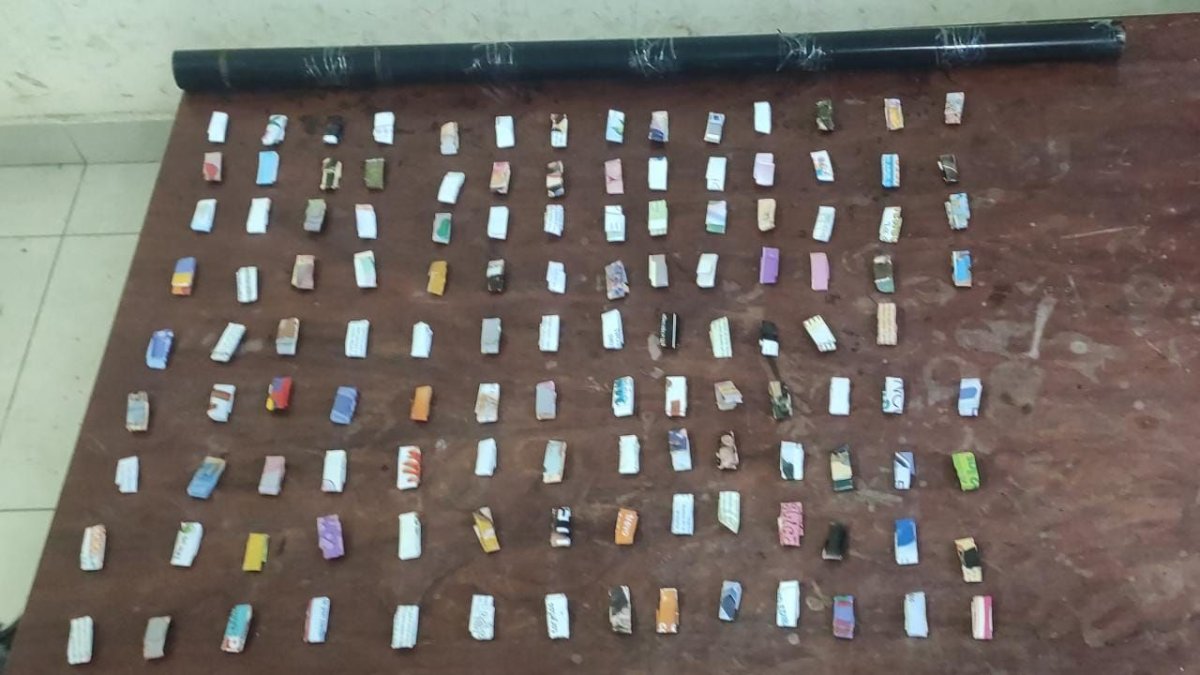 Evidencia. Dosis de droga, celulares y dinero se incautó en varios operativos.