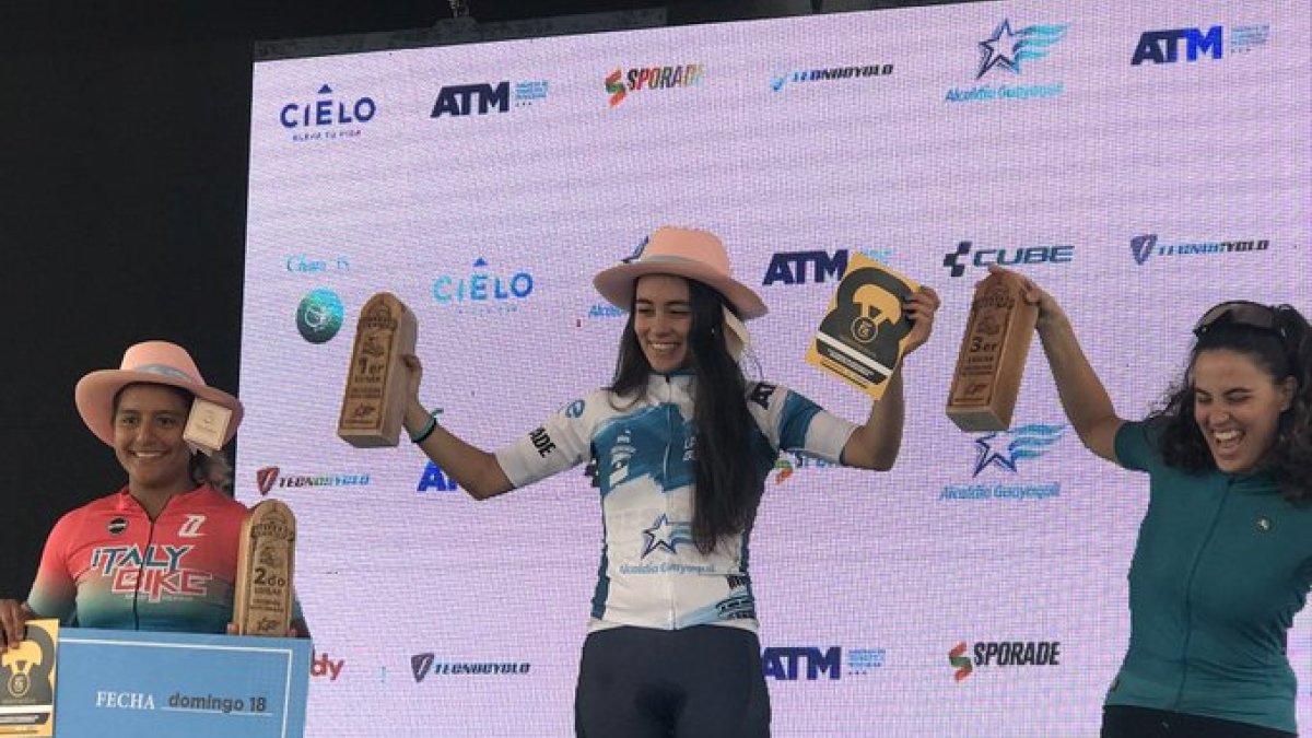 Vivar con el título de la competencia ciclística en Guayaquil.