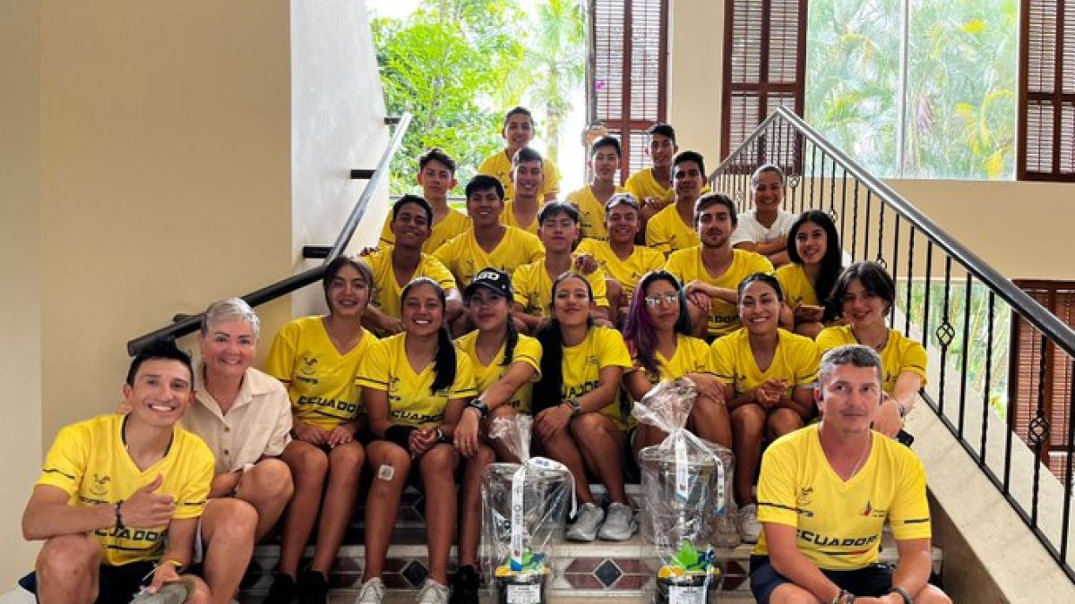 El equipo ecuatoriano con las copas del torneo de Naciones y la de Clubes.